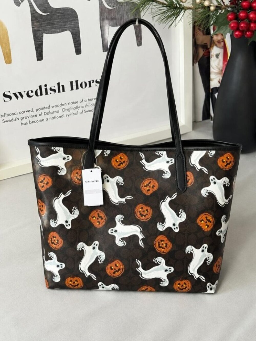Coach City Tote Bag In Signature Canvas - Picture 2 of 4